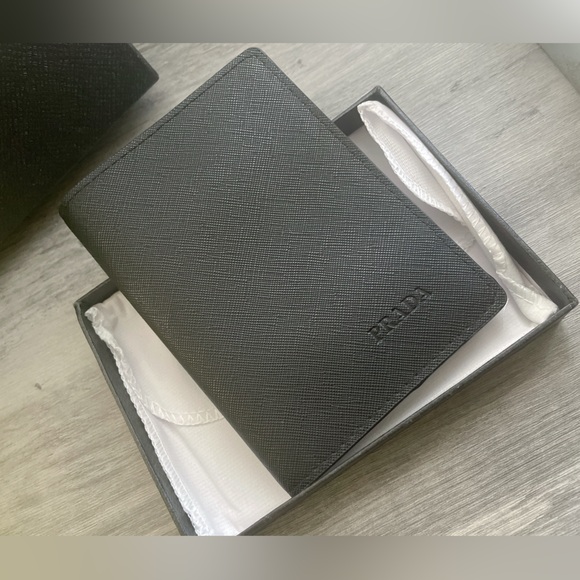 🖤Prada passport holder🖤 - Picture 11 of 12